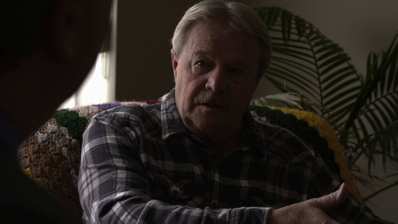 Ein Mann gestikuliert beim Sprechen – Bild: Crime + Investigation /​ abacus media