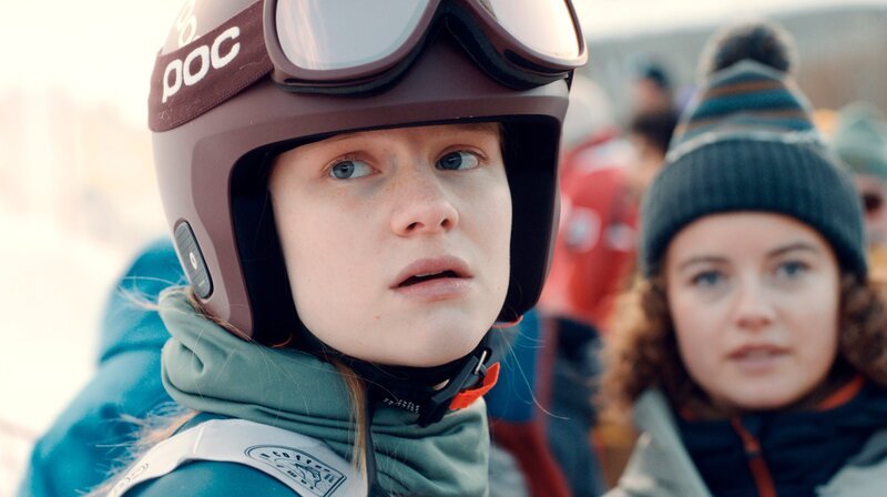 Von links: Dani Strobl (Emilia Warenski) und Steffi Strobl (Anna Thunhart) nach dem Überfahren der Ziellinie. – Bild: ORF/​BR/​SRF/​Superfilm Filmproduktions GmbH