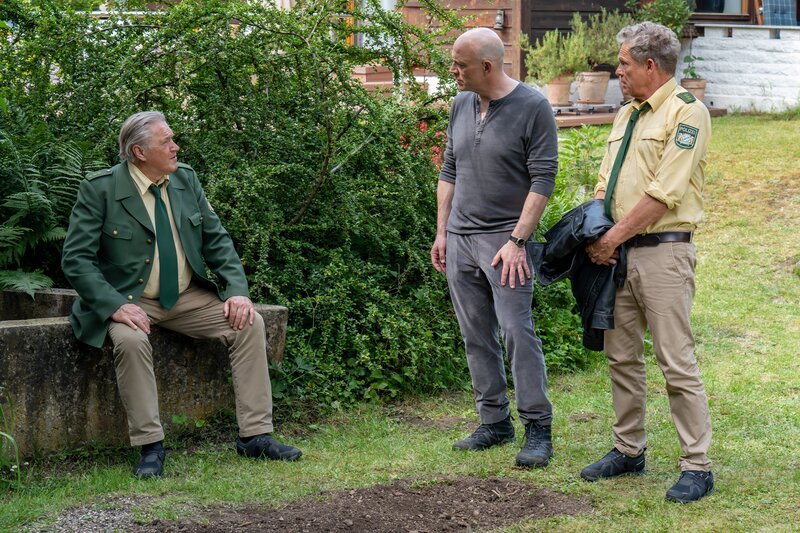 Hubert (Christian Tramitz, r.) und Girwidz (Michael Brandner, l.) konfrontieren Josef Stark (Robert Dölle, M.) mit ihrem Verdacht. Seine Frau ist tatsächlich gerade nicht im Haus. – Bild: Leonine/​Thomas Neumeier