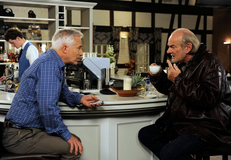 Hannes (Claus Dieter Clausnitzer, r.) kommt durch Thomas (Gerry Hungbauer, l. mit Komparse) auf eine Idee, wie er sein Wohnproblem lösen könnte. – Bild: ARD/​Nicole Manthey