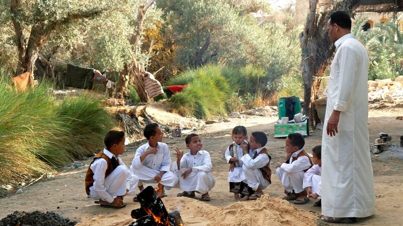 In der Oase Siwa nahe der Libyschen Grenze lernen Kinder die Berbersprache Siwi. – Bild: phoenix/​ZDF