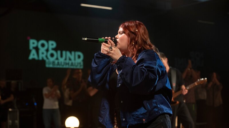 LOI überzeugt mit ihrer souligen Stimme im Bauhausmuseum Dessau – Bild: ZDF und Thomas Ruttke