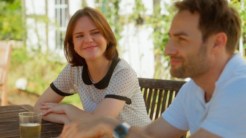 Daniel (Daniel Fritz r.) ist gekränkt über Lous (Eva-Maria Grein von Friedl) Freistellung, doch sie raufen sich wieder zusammen. Bei einer Fahrradtour trifft er Jess (Juana Nagel l.) … – Bild: NDR