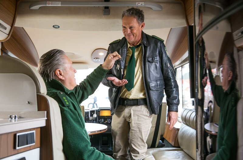 Hubert und Girwidz sehen sich im Wohnwagen des Opfers genauer um. – Bild: ARD/​TMG/​Chris Hirschhäuser
