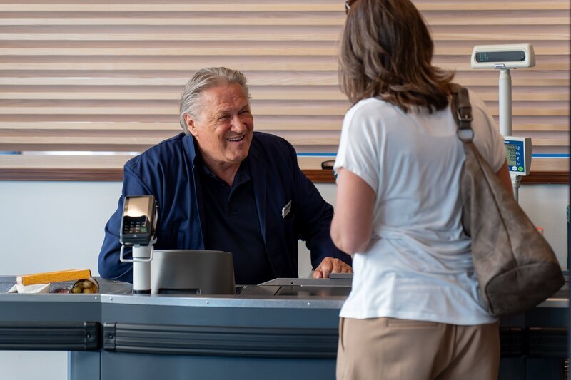 Dr. Fuchs (Susu Padotzke, r.) nutzt den Moment, um Girwidz (Michael Brandner, l.) ihre Laborergebnisse mitzuteilen. – Bild: Leonine/​Thomas Neumeier
