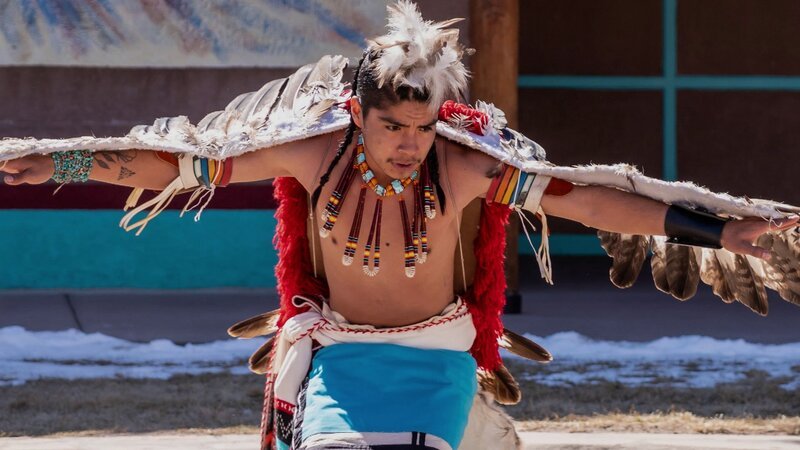 Traditioneller Zuni-Tanz im Indian Pueblo Cultural Center in Albuquerque, New Mexico – Bild: A+E Global Media /​ THE HISTORY CHANNEL