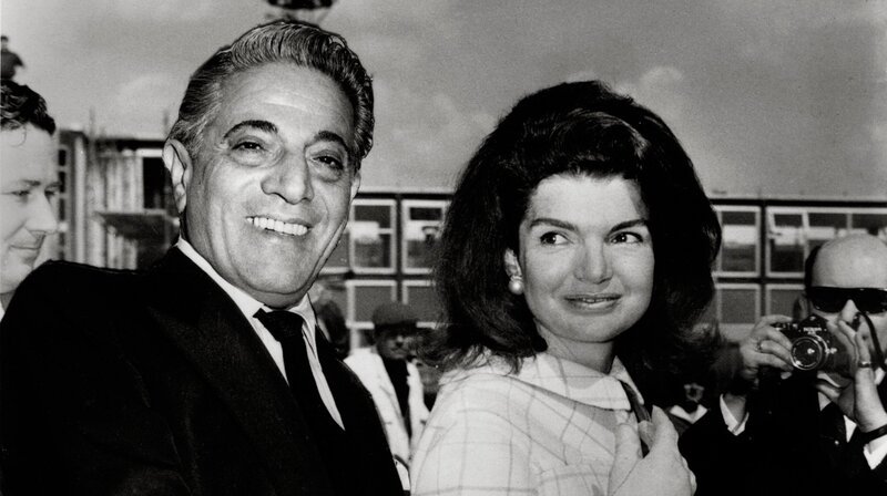 Mit bekanntesten und schillerndsten Frauen seiner Zeit liiert: Auch Jacqueline Bouvier Kennedy verfiel dem Charme von Aristoteles. – Bild: phoenix/​ZDF