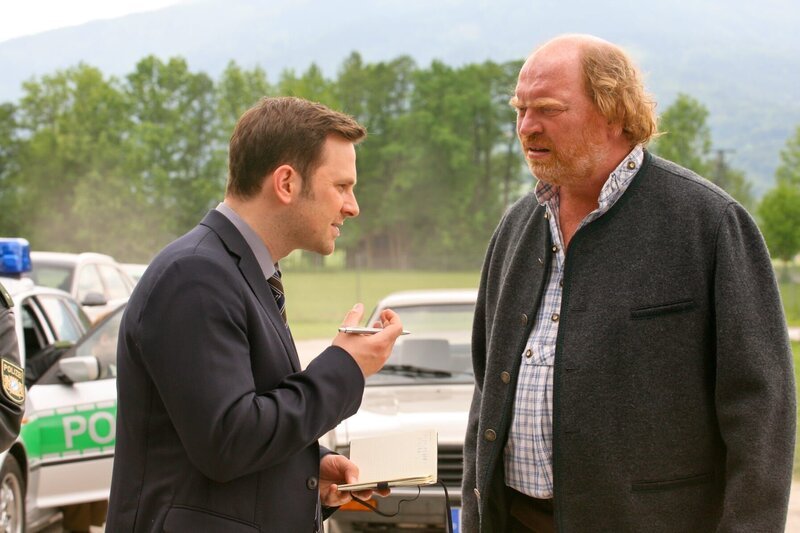 Ist Glöckner (Ferdinand Dörfler, r.) zum Mörder geworden, weil das Opfer eine Lederhose ersteigert hat? Für Kommissar König (Mark-Alexander Solf, l.) ein erster Anhaltspunkt. – Bild: ZDF und Christian A Rieger