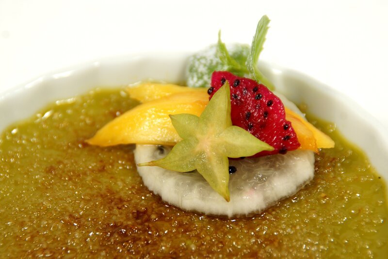 Buttermilchmousse mit Amaranth und Papaya. – Bild: BR/​Frank Johne