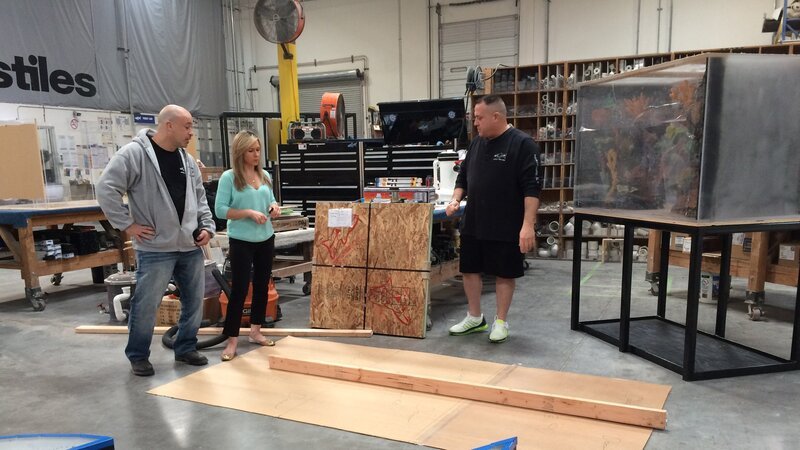 Wayde (r.) and Brett (l.) showing Agnes how to create a template for the enclosures. – Bild: Animal Planet /​ Discovery Communications