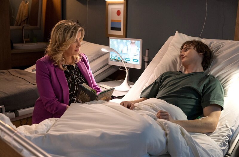 Sarah Marquardt (Alexa Maria Surholt) würde Tim Aurich (Claude Albert Heinrich) so gern helfen. Doch Tim macht ihr immer wieder verständlich klar, dass er damit seine ganze Familie „verraten“ würde. Sarah beeindruckt dieser kluge, herzliche und interessierte junge Mann immer wieder. – Bild: MDR/​Rudolf Wernicke