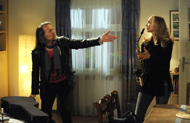 Fred und Jana treffen sich und jammen in Janas Zimmer. Von links: Fred (Luca Maric) und Jana Keller (Isabella Hübner). – Bild: BR/​Marco Orlando Pichler