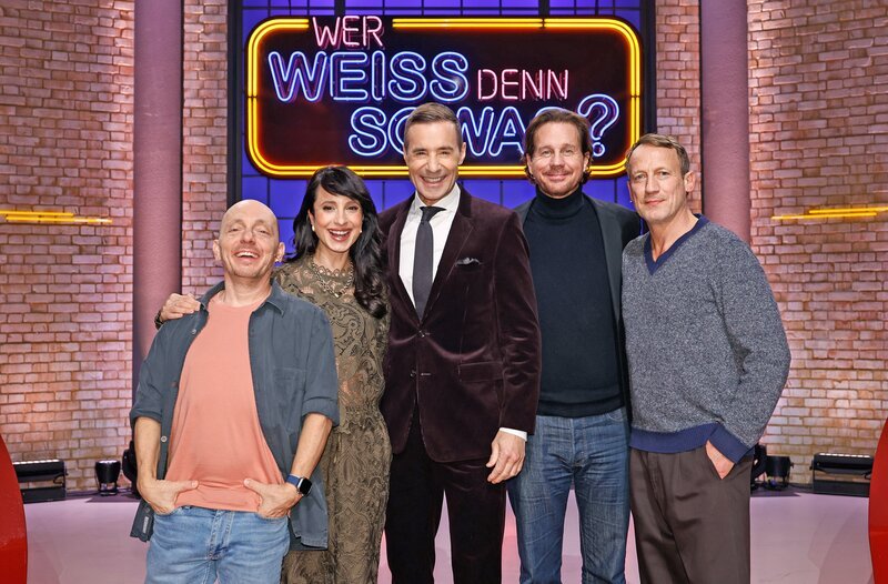 Moderator Kai Pflaume (M.) und seine Rateteam-Kapitäne Bernhard Hoëcker (l.) und Wotan Wilke Möhring (r.) begrüßen in dieser Sendung, die Schauspielerin und Fernsehmoderatorin, Stephanie Stumph (2.v.l.) und den Schauspieler, Thomas Heinze (2.v.r.). – Bild: ARD/​NDR/​UFA SHOW & FACTUAL/​Morris Mac Matzen