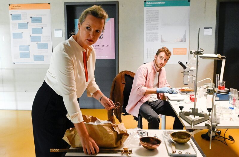 Der Student Dirk Abmeyer (Mark Ortel, r.) und die Dozentin Hannah Havas (Katharina Pichler, l.) untersuchen Fundstücke am Spektografen. – Bild: ARD/​Laurent Trümper