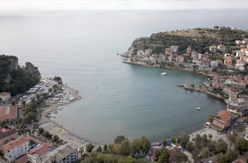 In der Provinz Bartin, versteckt in einer zauberhaften Bucht, liegt Amasra ein historischer Ort, um den sich alte Legenden ranken. – Bild: ZDF