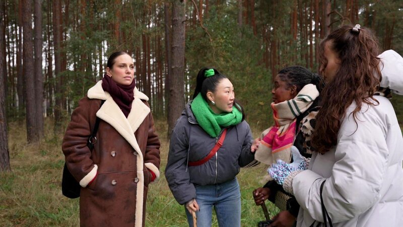 Milla lässt sich von den WG-Mädels zu einem Geocaching-Ausflug überreden, trennt sich im Wald aber genervt von der Gruppe. Als sie Olivia begegnet, erlebt sie überraschend einen Moment echter Nähe. Doch die Situation überfordert Milla … – Bild: RTLZWEI