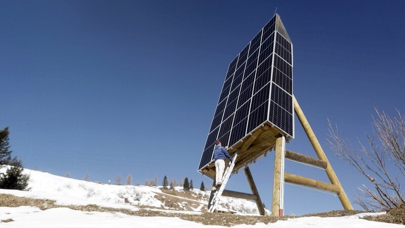 Die Solar-Pappel ist ein elf Meter hohes Holzgerüst, das mit PV-Paneelen verkleidet ist. – Bild: ServusTV /​ Bilderfest