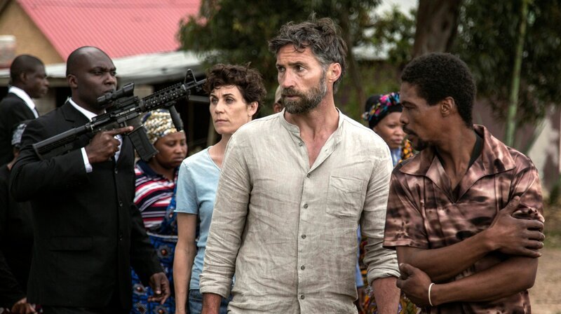 Dr. Schwarz (Benjamin Sadler, Mitte) und Rommy (Nina Kunzendorf) geraten in die Machtspiele von Lilian Norgren und ihrem Rivalen Larry Jordan. – Bild: ARD Degeto/​Wiedemann & Berg/​Anika Molnár