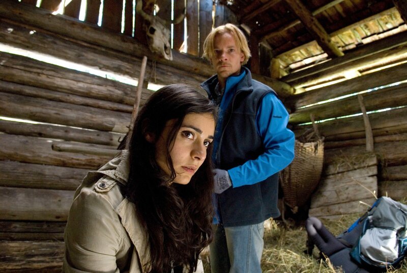 Georg Larcher (Christoph von Friedl) bringt Melisa (Pegah Ferydoni) auf eine Berghütte. – Bild: ORF/​Cult-Film/​Bernhard Berger