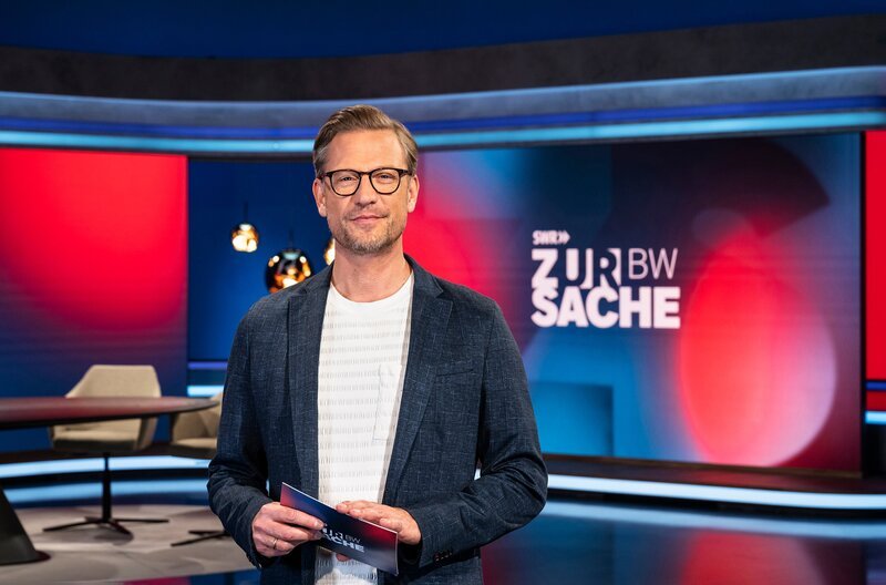 SWR ZUR SACHE BADEN-WÜRTTEMBERG, „Politik – Debatte – Hintergrund“. Das Politikmagazin fürs Land. Moderator Florian Weber. – Bild: SWR/​Patricia Neligan