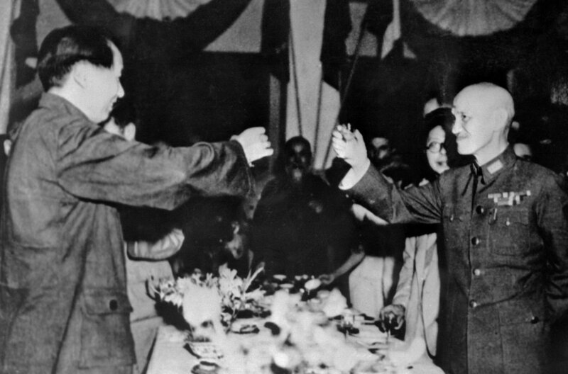 September 1945: Mao Zedong (li.) und Chiang Kai-Shek (re.) stoßen auf ihren Sieg gegen Japan an. – Bild: Alamy/​Geopix/​Photo12