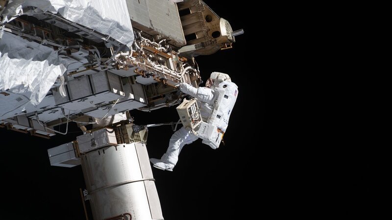 Ein Astronaut und Ingenieur führt Arbeiten an der Internationalen Raumstation durch. Auch für Raumfahrer*innen stellt Weltraumschrott eine Gefahr dar. – Bild: NASA