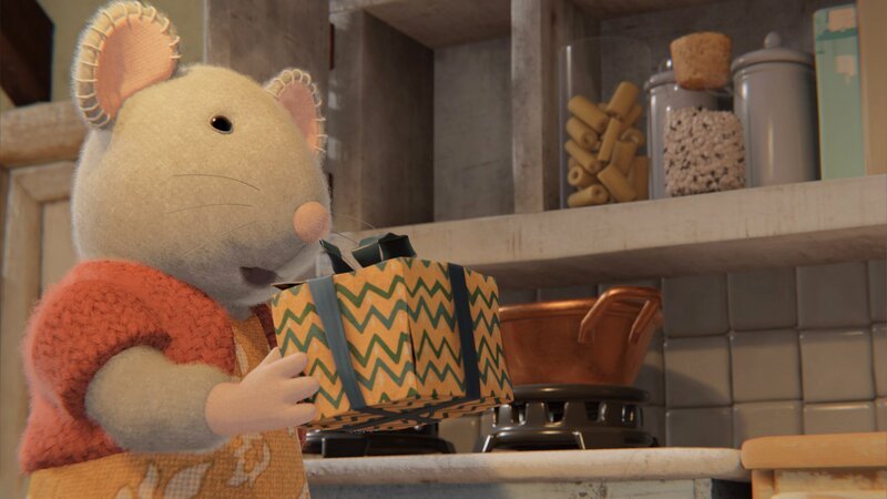 Julias Mutter betrachtet das Paket in ihren Händen. Es scheint etwas anders auszusehen als noch am Morgen. – Bild: ZDF und Cielo Films – Caribara Production – SuperswissRed