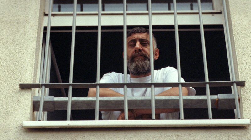 Der Kurde (Kida Khodr Ramadan) beobachtet das Fussballspiel. – Bild: ARD Degeto/​Pantaleon Films GmbH/​Simon Dat Vu (Repro)