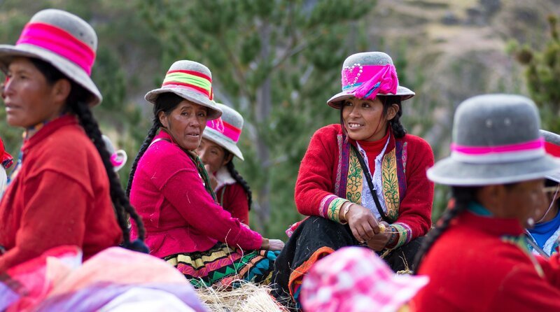 Berg Dorfbewohner in traditioneller Kleidung auf dem Q’iswachaka-Brücken-Festival in Peru. – Bild: phoenix/​BBC