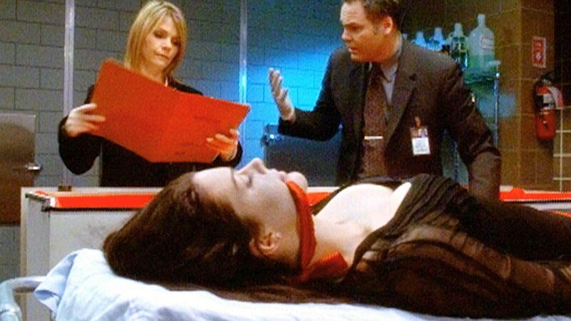 Die Prostituierte Jocelyn (Kim Director, liegend) wird tot in einer sargähnlichen Kiste gefunden. Goren (Vincent D’Onofrio) und Eames (Kathryn Erbe) ermitteln. – Bild: MG RTL D