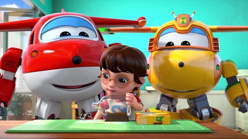Nuno (mi.) zeigt den Super Wings das Projekt an dem er arbeitet. Er möchte ein Modellboot in einer unzerbrechlichen Flasche bauen, damit es sein kleiner Bruder nicht kaputtmachen kann. – Bild: FUNNYFLUX /​ ALPHA ALL RIGHTS RESERVED