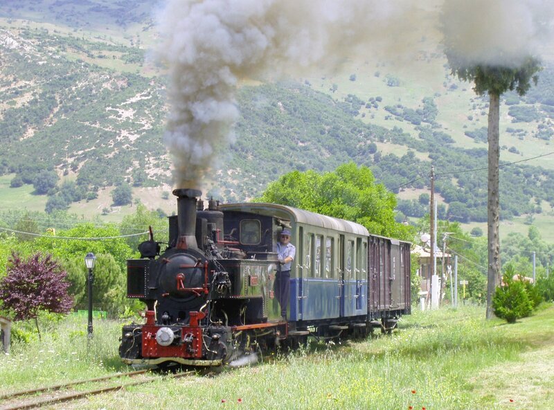 Schmalspur-Zahnrad-Dampflokomotive mit Wagen auf der Strecke von Kalavrita nach Diakofto. – Bild: SWR