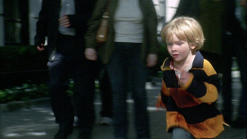 Allein und mit blutverschmierter Kleidung irrt der dreijährige Tommy (Thomas Langston) durch Manhattan. Was wurde dem kleinen Jungen angetan? – Bild: VOX