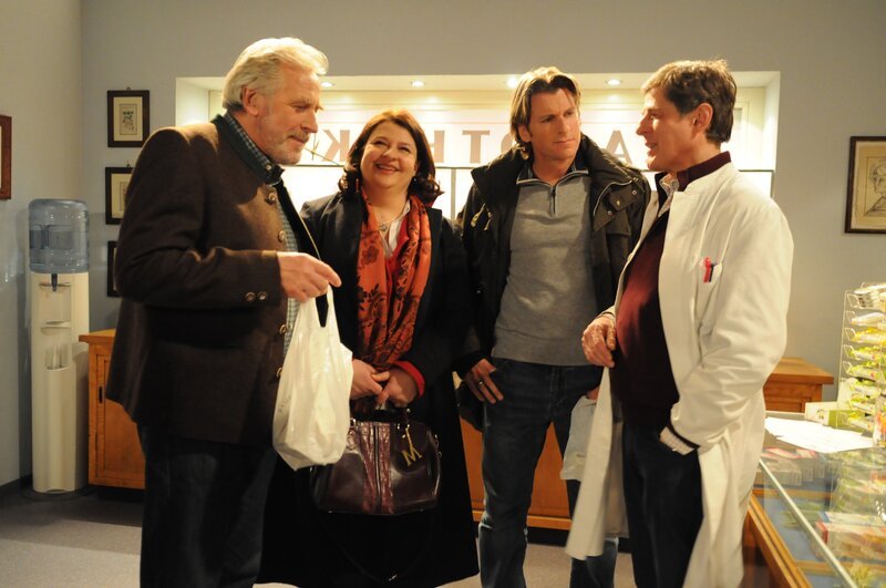 Bamberger verkündet Monika und Sebastian, dass Martin und Jana nun ein Paar sind. Von links: Martin Kirchleitner (Hermann Giefer), Monika Vogl (Christine Reimer), Sebastian Wildner (Herbert Ulrich) und Roland Bamberger (Horst Kummeth). – Bild: BR/​Jo Bischoff