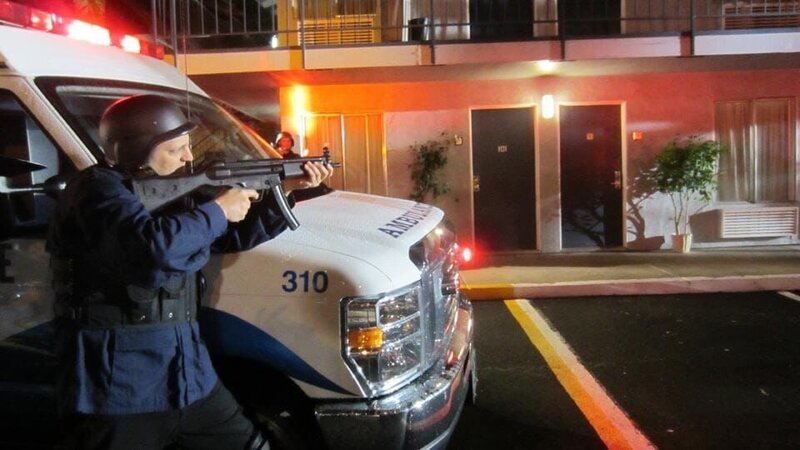 SWAT member pointing gun at motel (recreation). – Bild: TLC (DEUT)