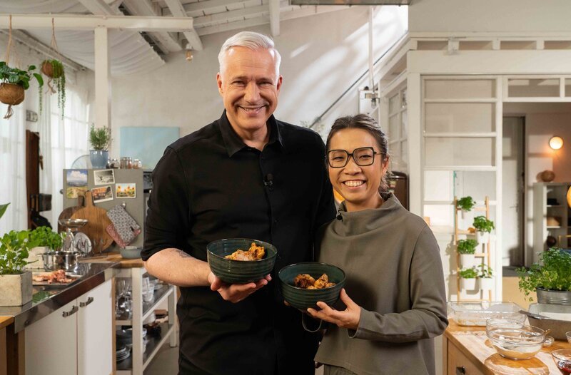 Sarah Henke aus Boppard am Mittelrhein ist zu Gast bei Alexander Herrmann in der Sendung „Einfach und köstlich“ und kocht ein traditionsreiches Gericht aus ihrer Heimat: Korean Chicken mit 2 Dips und Rettichwürfel. – Bild: WDR/​2Bild TV.Events & Media GmbH