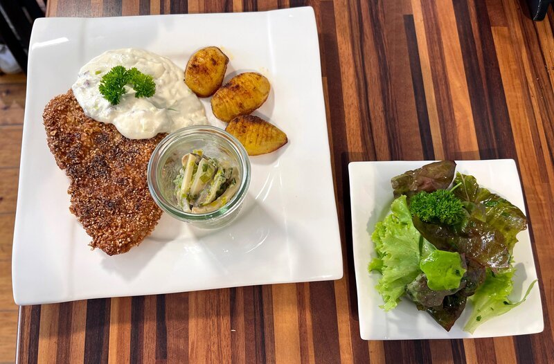 Der Hauptgang von Nadine Herold: Schmandschnitzel mit schwedischen Kartoffeln, Kräuterseitling-Lauchgemüse und Pflücksalat. – Bild: HR
