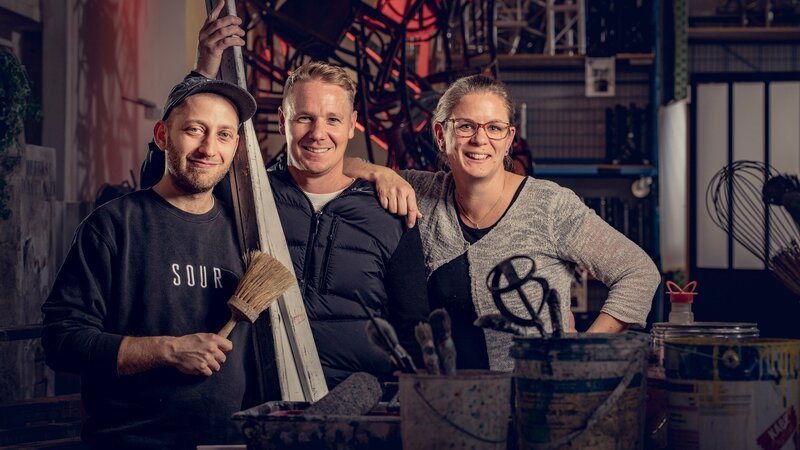 v.l. Aron Gaspard (Künstler Zuchwil SO), Bjorn Beyeler (von der Entsorgungsstelle Grenchen SO), Verena Stücki (Künstlerin Biberist SO) – Bild: SRF/​RTS/​David Wagnières