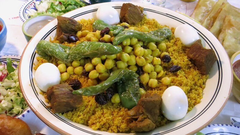 Zu Tisch Cap Bon – Tunesien Couscous für das abendliche Fastenbrechen – Bild: SRF/​Berlin Producers/​Michael Dreyer