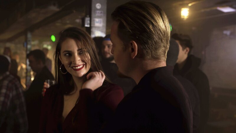 Die Frau lächelt den Mann an – Bild: Crime + Investigation /​ abacus media