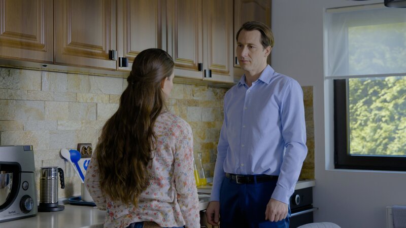 Clara (Olga Török) bittet ihren Chef (David Rott) nach Hause nach Rumänien fahren zu dürfen. – Bild: Daniel Schmid /​ ZDF