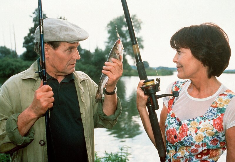 Paula (Thekla Carola Wied) freundet sich mit dem netten Sparkassen-Filialleiter Walter Steiner (Jürgen Schornagel) an. – Bild: ARD Degeto