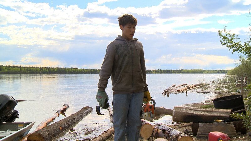 Francis Roberts helps his father cut driftwood. – Bild: Discovery Communications