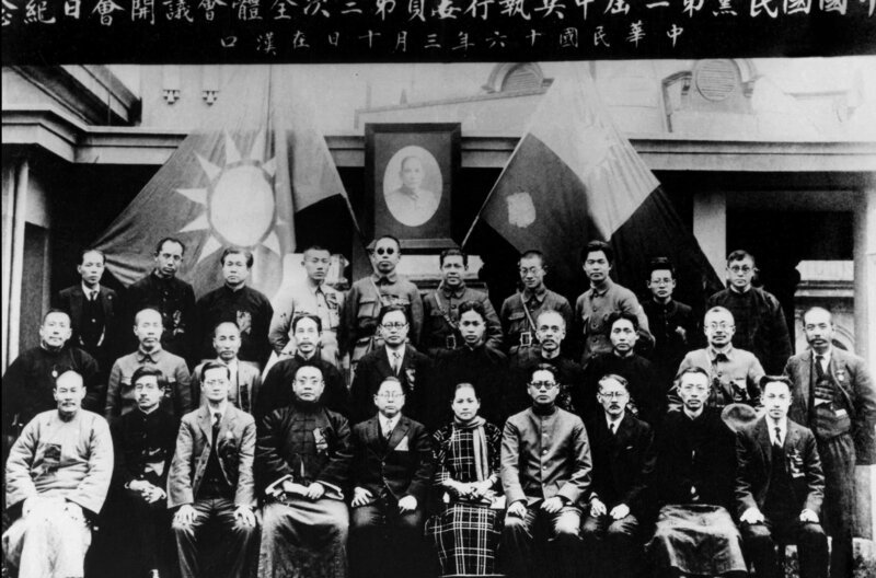 Die aufsteigende „rote Sonne“ unter Mao Zedongs (zweite Reihe, 3.v.r.) Führung stellt für Chiang Kai-sheks Pläne eine große Bedrohung dar. – Bild: Chine Nouvelle/​SIPA