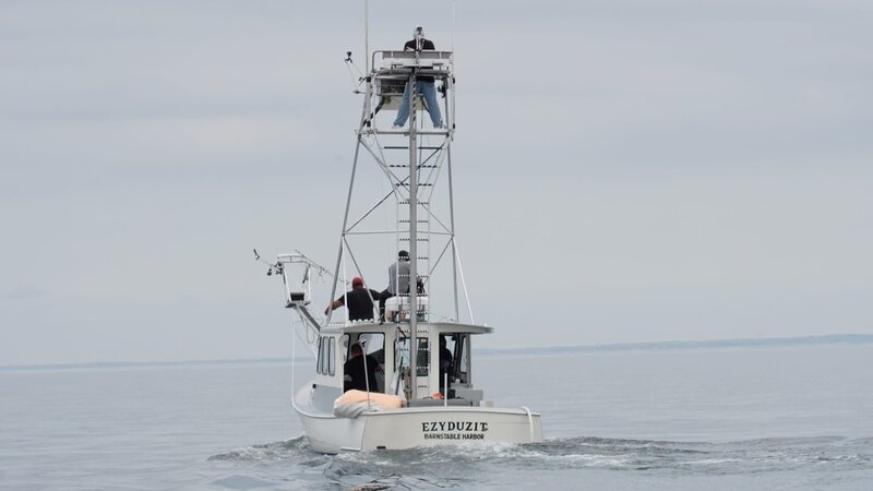 Ezyduzit on the water shot from behind of Niko Chaprales walking onto the Pulpit and Mate Kevin Ohlson on Perch – Bild: Warner Bros. Discovery, Inc. or its subsidiaries and affiliates
