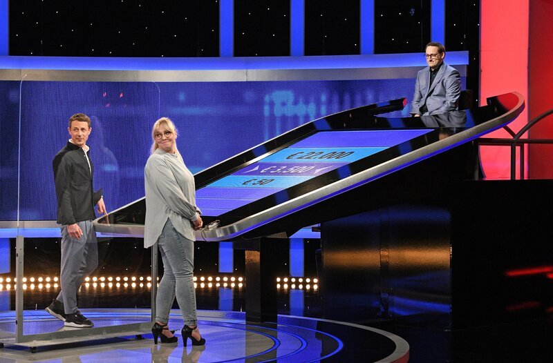 Moderator Alexander Bommes (l.) mit der Kandidatin Jacqueline Nolting (2.v.l.) und dem Jaeger Dr. Manuel Hobiger (r.). – Bild: ARD/​Uwe Ernst