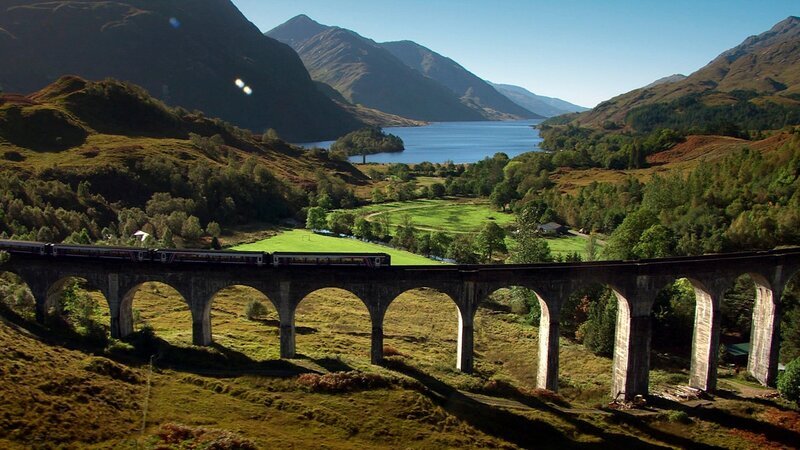 Die Fahrt über das Glenfinnan-Viaduct ist der Höhepunkt der Reise. Den Passagieren eröffnet sich ein atemberaubender Blick über Berge und den Meersarm. – Bild: ZDF und NDR/​Elbmotion