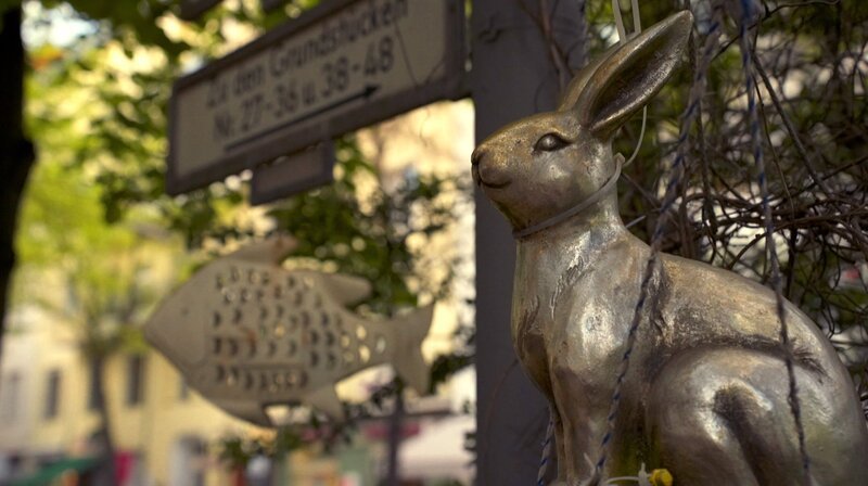 Spätzle, coole Fashion-Trends und ein letztes Bier im Zwiebelfisch. Ein Streifzug rund um den Savignyplatz mit 30 spannenden Tipps. Warum ist der Platz in Charlottenburg so beliebt? Als Gäste sind die Schauspielerinnen Valerie Niehaus und Katy Karrenbauer sowie der Journalist Theo Koll dabei. – Straßenkunst. – Bild: rbb/​Guido Kilbert