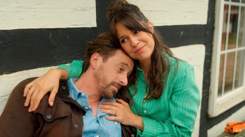 Nach ihrem spontanen Liebesgeständnis an Ove (Ben Blaskovic l.) ist Franka (Birthe Wolter r.) überfordert – und flüchtet. Dabei verliert sie einen Schuh. – Bild: NDR