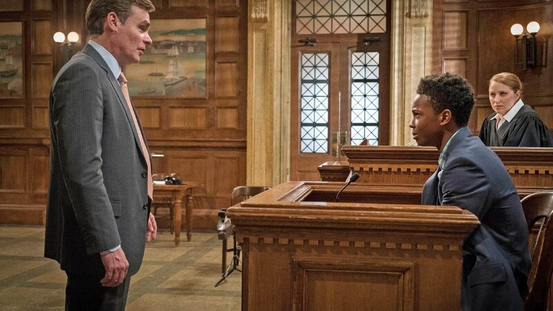 Staatsanwalt O’Dywer (Robert Sean Leonard, l.) will nun an dem minderjährigen Darius (Dante Brown)  ein Exempel statuieren und ihn als Erwachsenen des Mordes anklagen, was für Darius eine langjährige Haftstrafe bedeuten könnte. – Bild: RTL /​ NBC Studios